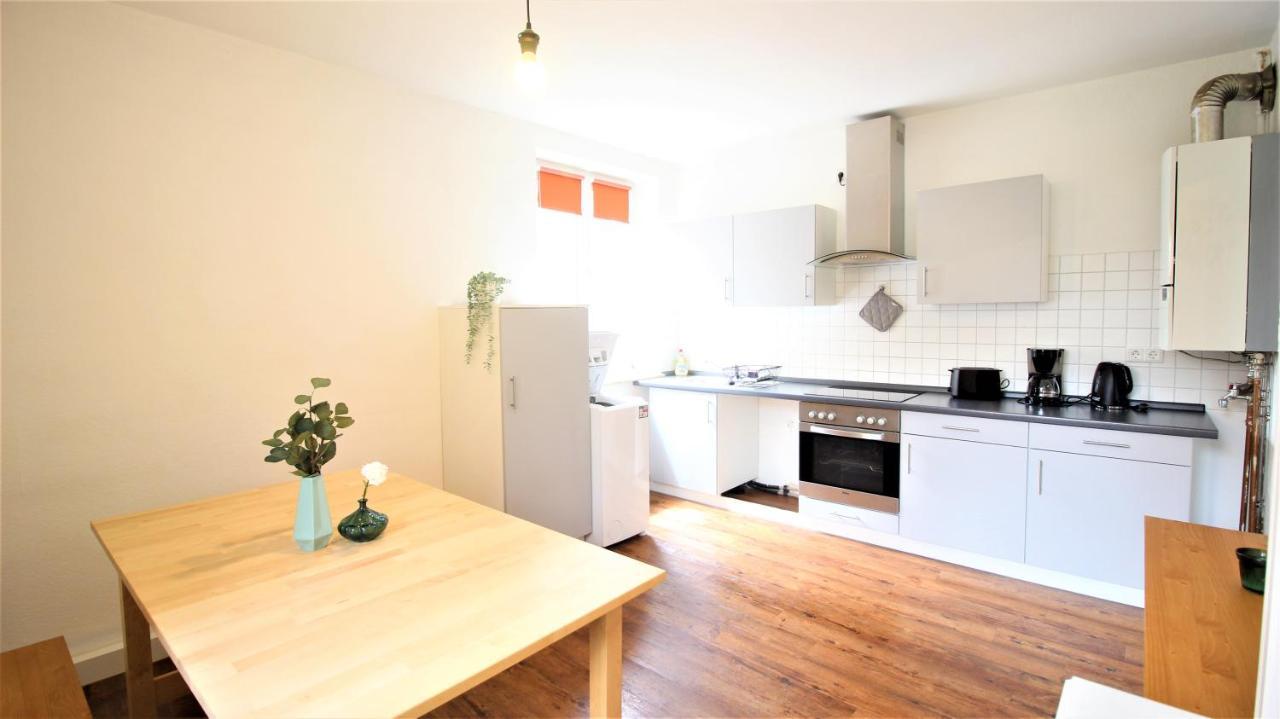 Zentral Wohnen - Inkl. Privatem Stellplatz Apartment Wurzburg Bagian luar foto