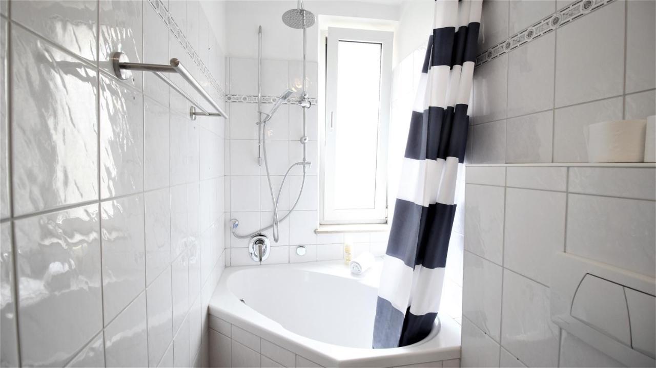 Zentral Wohnen - Inkl. Privatem Stellplatz Apartment Wurzburg Bagian luar foto
